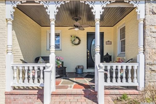 15 Rowe Ave, Lynbrook, NY 11563-4221