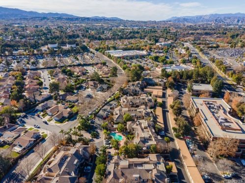 23921 Del Monte Dr, Santa Clarita CA  91355-3362 exterior