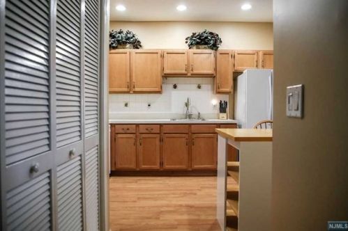 7423 Richmond Rd, West Milford Lakes, NJ 07480-5127