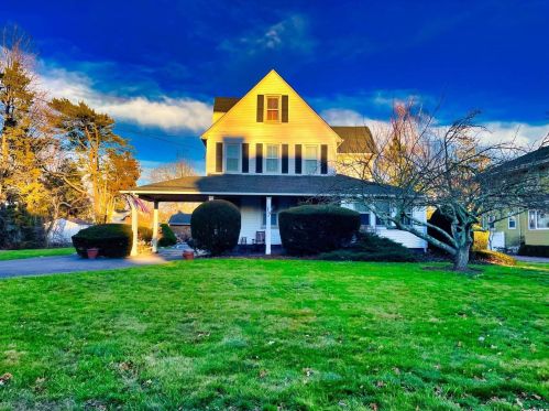 17 Montgomery Ave, Bayshore, NY 11706-8004