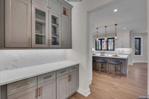 39 Pinehill Dr, Upper Saddle River NJ  07458-1927 exterior