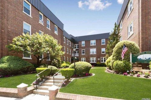185 Atlantic Ave, Lynbrook, NY 11563-3562