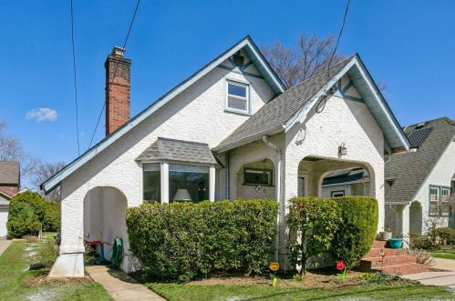 19 Beverly Ave, Floral Park, NY 11001-3253