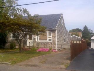 313 Cedar Ct, Copiague, NY 11726-4823