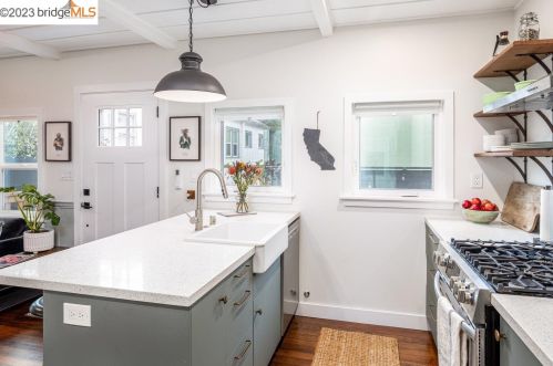 1058 56th St, Oakland CA 94608-2745 exterior