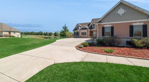 1342 Stillwater Cir, Thiensville, WI 53092-3605