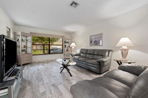 9730 Pecan Tree Dr, Boynton Beach, FL 33436-0643