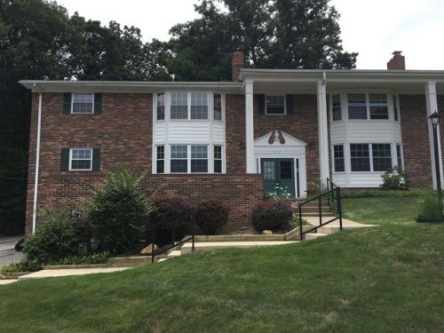 6990 Carriage Hill Dr, Cleveland, OH 44141-1238