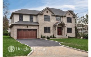 4 Crabtree Ln, East Hills, NY 11576-1404