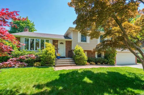 20 Meadow Lark Dr, Elwood, NY 11731-4308