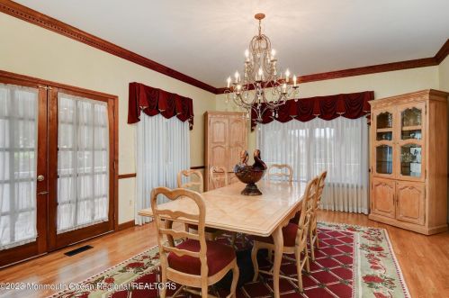 515 Seven Bridges Rd, Little Silver NJ  07739-1742 exterior
