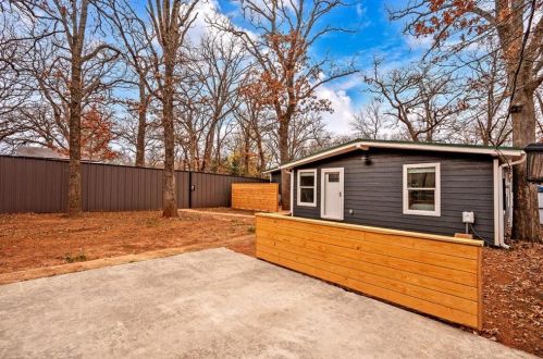 269 Sherman Dr, Pottsboro, TX 75076-4185