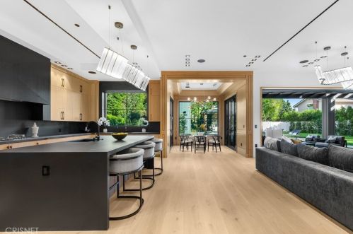 4508 Haskell Ave, Van Nuys CA  91436-3148 exterior