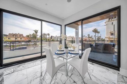 242 Broadway, Redondo Beach CA  90277-3332 exterior