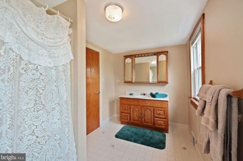 12 Cedar Ave, Berlin Boro NJ  08009-1302 exterior