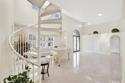 10026 Mattock Ave, Downey CA  90240-3529 exterior