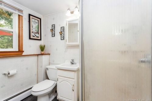 5 Pamela Dr, Wallingford CT  exterior