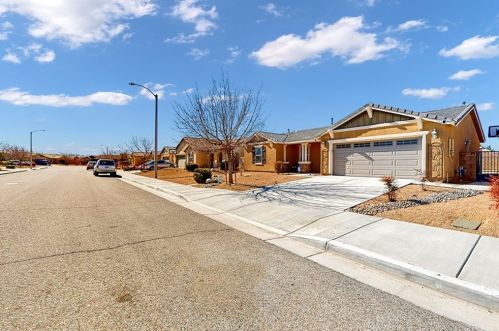 43123 Fleetwood Dr, Lancaster CA 93535-5213 exterior