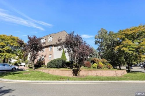 800 River Rd, Edgewater NJ  07020-7237 exterior