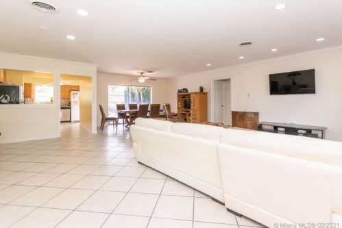 609 46th Ave, Hollywood FL  33021-5803 exterior