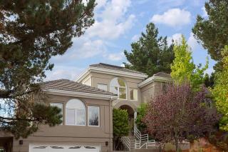 721 Grizzly Terrace Dr, Oakland, CA 94611-1060
