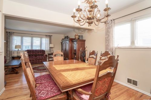 87 Central Ave, New Hyde Park NY  11040-4134 exterior