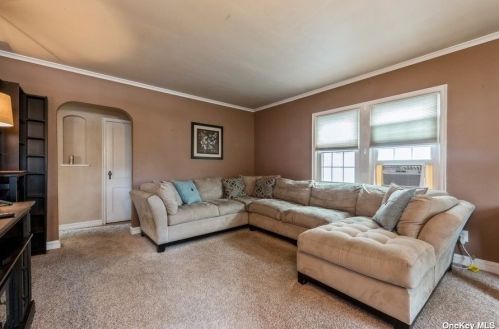 376 2nd St, North Lindenhurst, NY 11757-4805