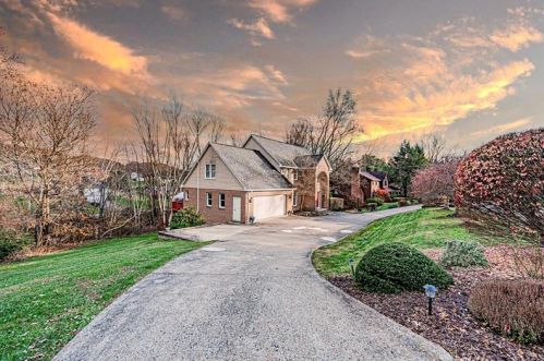 104 Woodhaven Dr, Jeannette, PA 15644-9645