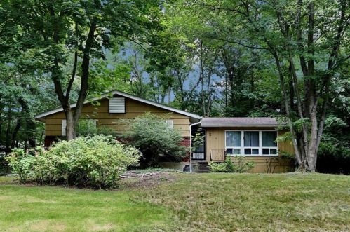 3 Wendover Ln, Airmont, NY 10901-4008