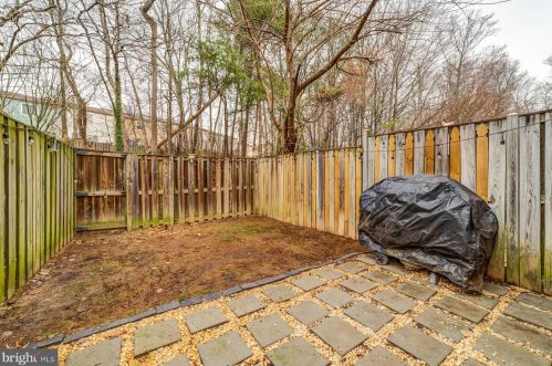 8629 Kenosha Ct, Lorton VA  22079-3045 exterior