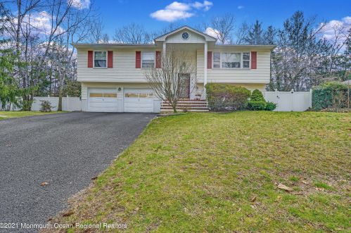 724 Valley Dr, Lakewood, NJ 08701-3035