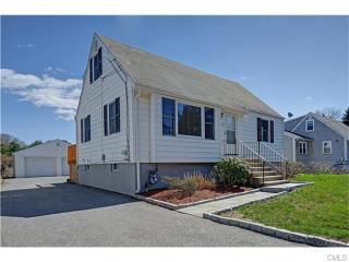 915 Pine Creek Rd, Fairfield, CT 06824-6337
