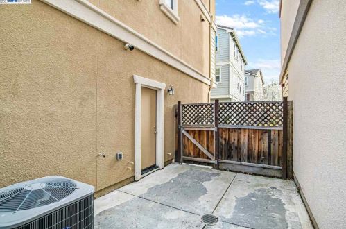 7056 Mariposa Ln, Pleasanton CA  94568-2569 exterior