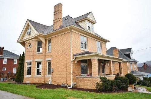 826 Chestnut St, Moon Twp, PA 15108-1905
