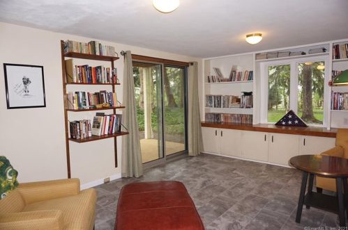 180 Long Hill Rd, Wallingford CT  06492-4934 exterior