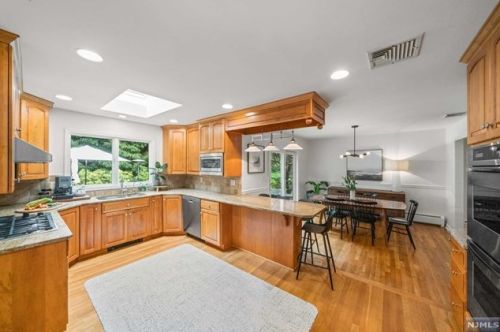 27 Hering Rd, Montvale NJ  07645-1226 exterior