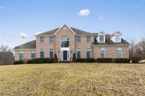 5 Packers Island Ln, Flemington, NJ 08822-4937