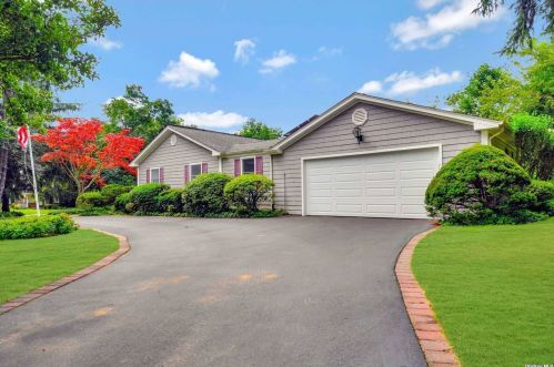2 Vale Ct, Mount Sinai, NY 11766-1725