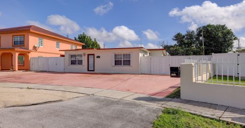 1421 9th Ct, Hialeah, FL 33010-3331