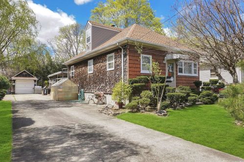 12 Dow St, Central Islip, NY 11722-2117