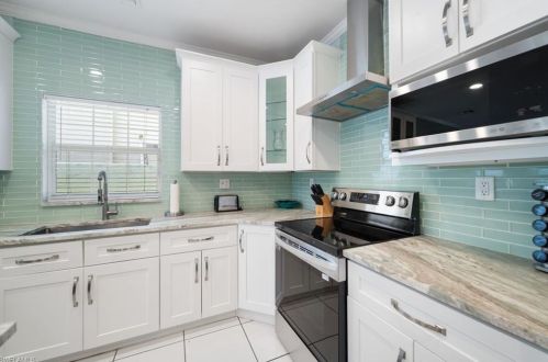 618 111th Ave, Naples FL  34108-1826 exterior