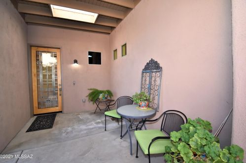 7792 Galileo Ln, Tucson, AZ 85747-9604