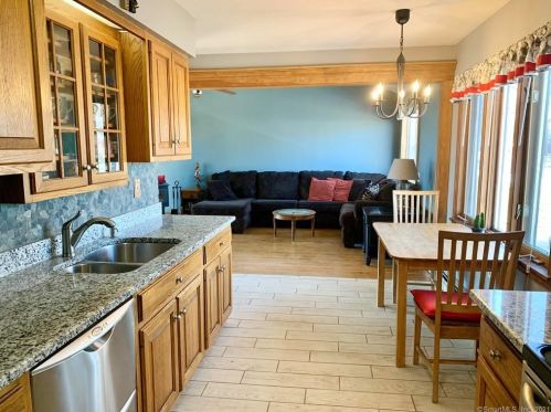 273 Green Manor Ter, Windsor Locks, CT 06096-2736