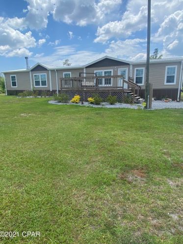 17929 Center Dr, Fountain, FL 32438-5325