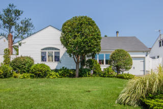 3639 Farmranch Rd, Bethpage, NY 11714-4012