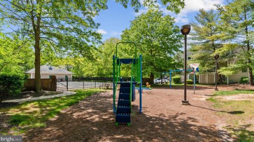 16 Willow Ct, Trenton NJ  08619-4626 exterior