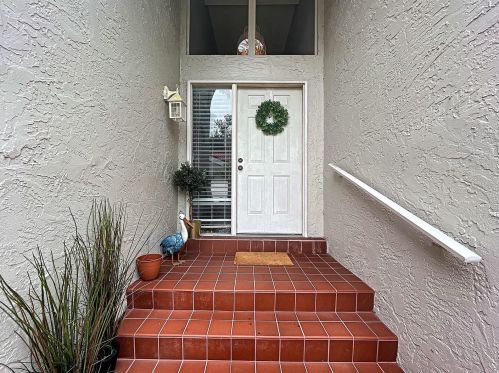 4848 Napoli Ct, Saint Petersburg, FL 33703-3104