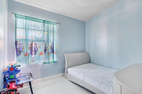 6704 193rd Ter, Hialeah FL  33015-2454 exterior