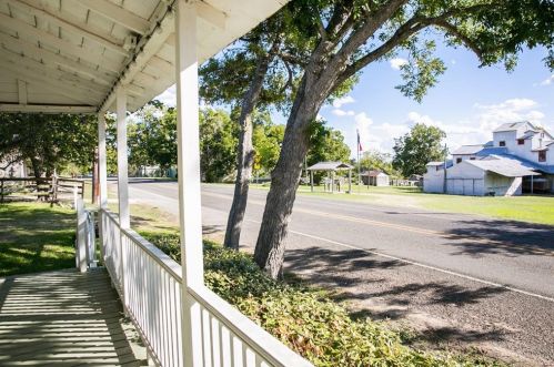 304 Main St, Burton, TX 77835-6065
