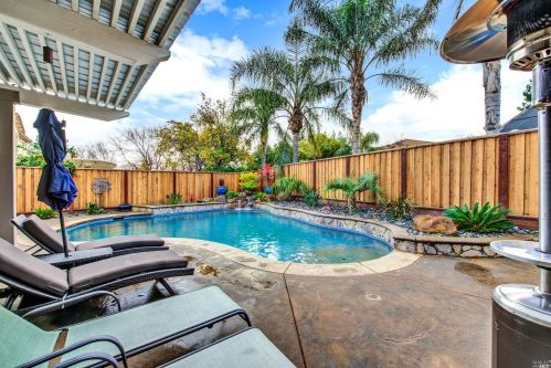 585 Topeka Ln, Vacaville CA 95687-4353 exterior